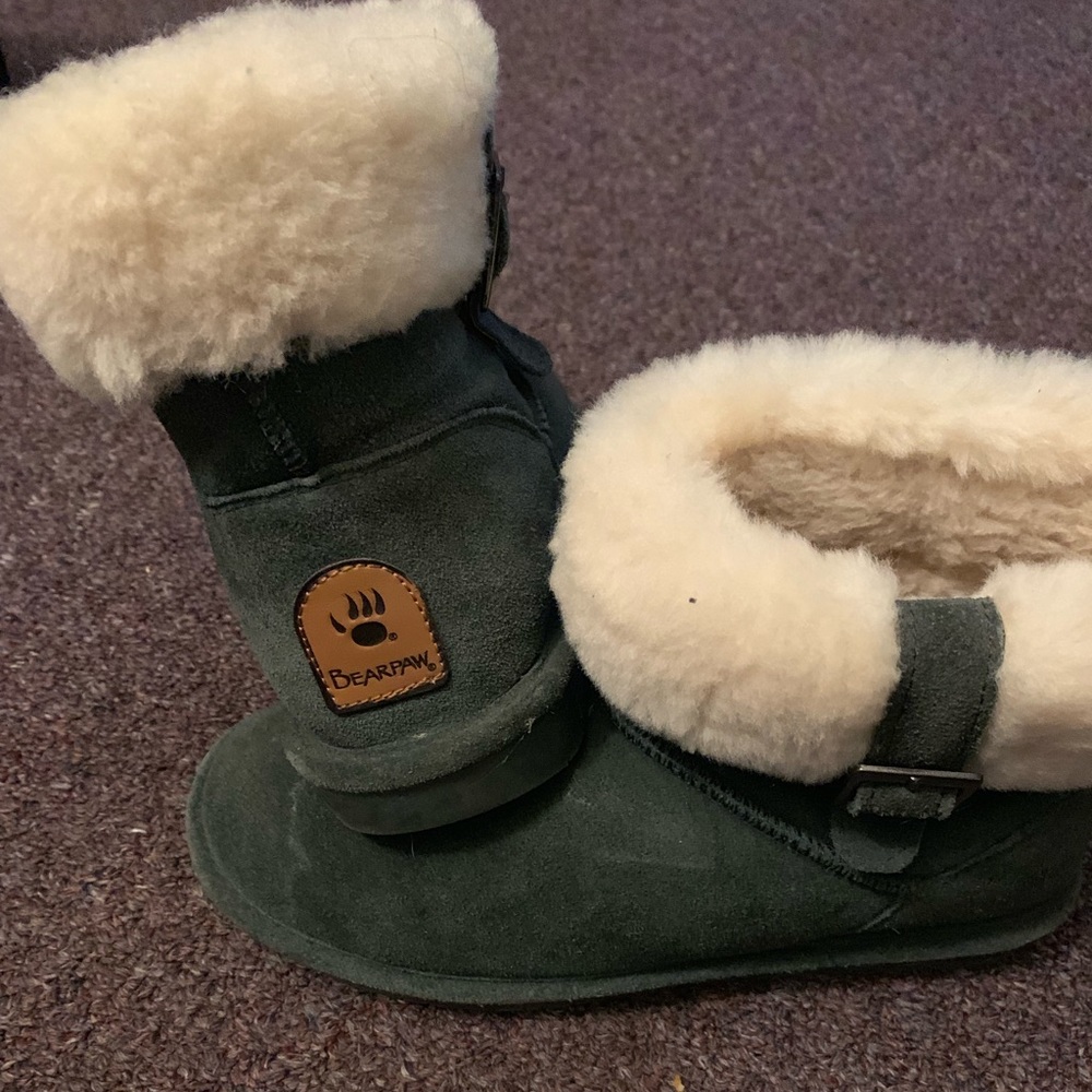 Bearpaw women’s size 8.